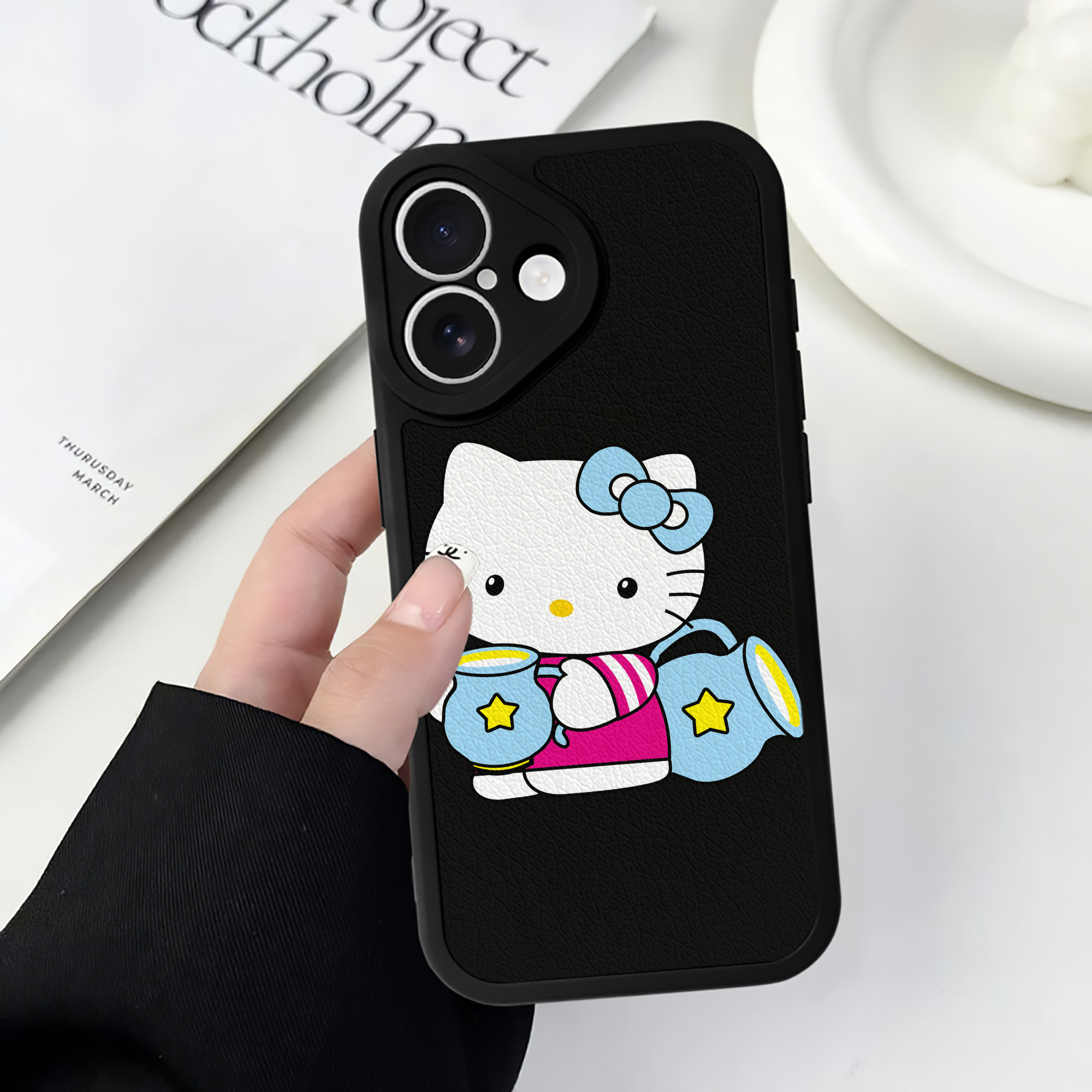 （画像用） Hello Kitty ハローキティ 【iPhone 16シリーズ対応】シリコンスマホケース（レザー調） 材質：シリコン